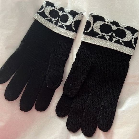 Coach Women's Signature "C" Knit Tech Gloves Set F86019 F86026 Scarf/Wrap - Picture 5 of 7